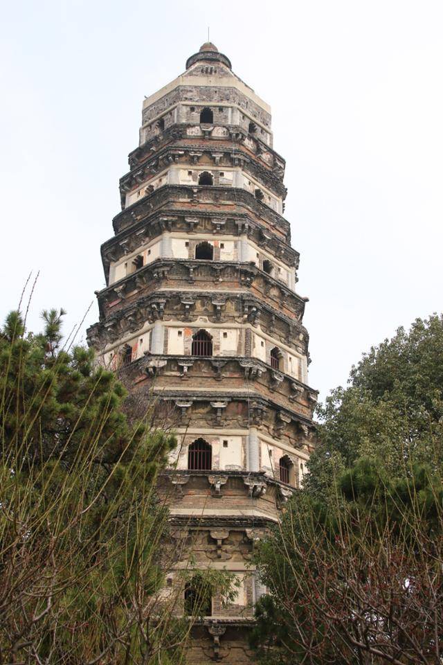 10세기 중반 건립돼 중건을 반복한 호구탑은 약간 기울어진 사탑이다. ⓒ최종명