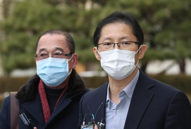 13일 '약촌 오거리 살인사건' 범인으로 몰려 억울한 옥살이를 했던 최모씨에 대한 국가의 손해배상 책임을 인정하는 판결이 나왔다. 13일 오후 서초구 서울중앙지방법원 앞에서 선고공판을 마친 후 황상만 형사(왼쪽)와 박준영 변호사가 기자회견을 하는 모습. 연합뉴스