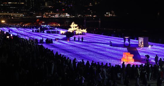 지난해 11월 16일 밤 부산 해운대해수욕장 백사장에서 열린 제6회 해운대 빛 축제 모습. 송봉근 기자