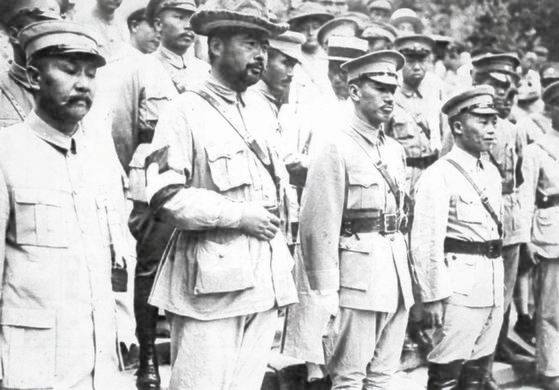 1927년 6월, 쉬저우에서 회합한 북벌군 수뇌들. 왼쪽부터 옌시산, 펑위샹, 장제스, 리쭝런(李宗仁). [사진 김명호]