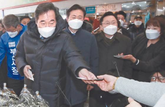 이낙연 민주당 대표가 29일 부산 부평깡통시장에서 물품을 구매하고 있다. 송봉근 기자