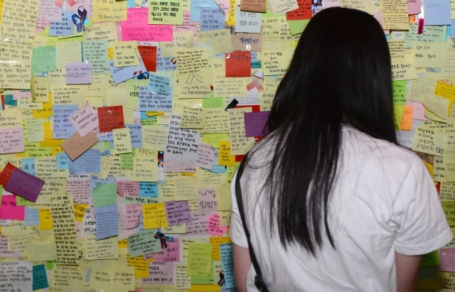 사진은 기사내용과 무관함. 사진은 2016년 5월 22일 오후 서울지하철 2호선 강남역 10번 출구를 찾은 시민이 '강남 묻지마 살인사건' 피해 여성을 추모하는 글을 읽고 있는 모습. 뉴시스.