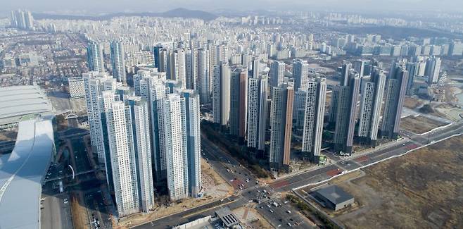 가격 급등하는 일산 아파트

    (고양=연합뉴스) 김도훈 기자 = 사실상 전국이 부동산 규제지역으로 묶인 가운데 경기도 고양시 일산 아파트 가격이 급등한 것으로 나타났다.

    지난달 31일 발표된 주간 KB주택시장동향에 따르면 일산서구 아파트 가격 상승률은 서울(0.45%)과 전국(0.41%)을 훨씬 웃도는 2.04%를 기록해 전국 최고치를 기록했다. 

    사진은 4일 오후 경기도 고양시 일산 킨텍스 일대 아파트 단지 모습. 2021.1.4

    superdoo82@yna.co.kr

(끝)





<저작권자(c) 연합뉴스, 무단 전재-재배포 금지>