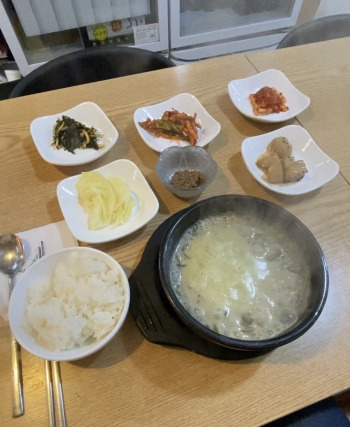 사진 보니 또 먹고 싶다, 정말 맛있었던 시래기탕. 계산하려 했더니 자식 같다며 한사코 안 받는다고 하셔서, 사장님과 한참을 실랑이 했다(자주 갈게요, 너무 맛있어요)./사진=남형도 기자