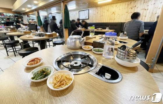 지난 29일 오후 서울 시내의 한 음식점을 찾은 시민들이 점심식사를 하고 있다./사진=서울 뉴스1