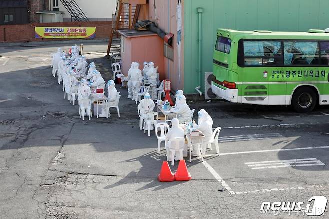 28일 오전 광주 서구 쌍촌동 안디옥교회 주차장에 신도 등을 대상으로 코로나19 검사를 위해 임시선별진료소가 설치됐으나, 한산한 모습을 보이고 있다./사진-뉴스1