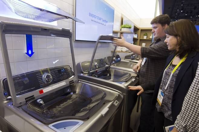 미국 소비자들이 현지 가전매장에서 삼성전자 세탁기를 살펴보고 있다. / 사진=로이터