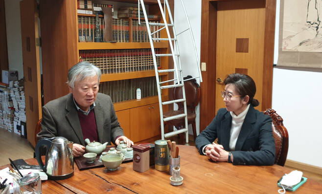 나경원 전 의원이 30일 이문열 작가를 만나 얘기를 나누고 있다. [나경원 전 의원 페이스북]