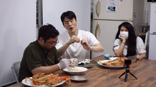 수산물을 전문적으로 다루는 인어교주해적단 [사진제공=더파이러츠]