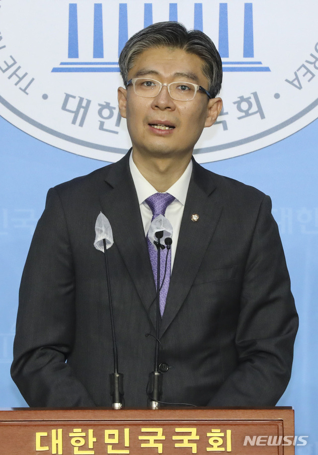 [서울=뉴시스]김선웅 기자 = 조정훈 시대전환 의원이 19일 오전 서울 여의도 국회에서 기자회견을 열고 ‘후쿠시마 오염수 방류 계획’ 철회를 촉구하고 있다. 조 의원은 지난 15일 일본 언론 보도를 통해 정부가 도쿄전력 후쿠시마 제1원전 오염수를 방류해 처분한다는 방침을 굳혔다는 메시지를 공개적으로 발신했다며 기자회견을 통해 가지야마 히로시 일본 경제산업상에게 보내는 항의 메시지를 낭독했고, 주한 일본대사관으로 서한을 직접 전달하겠다고 밝혔다. (공동취재사진) 2020.10.19. photo@newsis.com