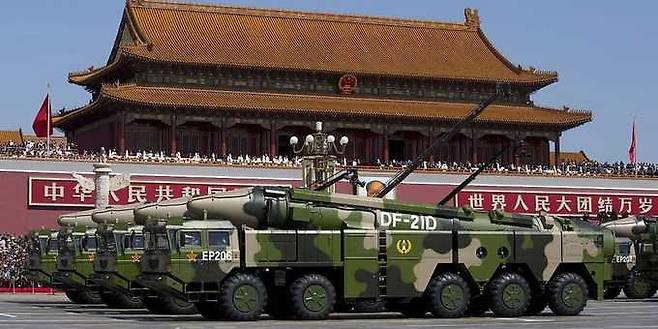 중국의 DF-21D 대함 탄도미사일들이 이동식발사차량(TEL)에 탑재된 채 베이징 톈안먼 광장을 이동하고 있다. 세계일보 자료사진