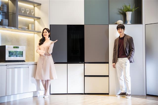배우 유연석(오른쪽)과 성유리가 LG전자의 새 공간 인테리어 가전 브랜드 ‘LG 오브제컬렉션’ 신제품을 소개하고 있다. 왼쪽부터 광파오븐, 상냉장 하냉동 냉장고, 김치 냉장고.LG전자 제공