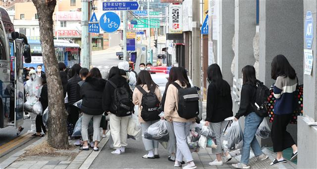 학생 93%가 감염  - 학생과 교직원 등 132명이 코로나19 확진 판정을 받은 대전 중구 대흥동의 비인가 IEM국제학교에서 25일 오후 생활치료센터로 이송될 학생들이 차량으로 이동하고 있다. IEM국제학교는 IM선교회가 운영하며 방역소독 후 3주간 폐쇄 조치됐다.대전 뉴스1