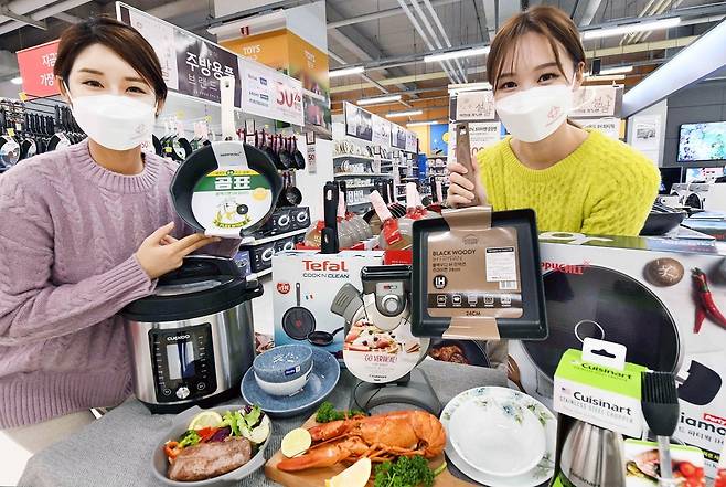 홈플러스, 주방용품 할인 판매 홈플러스 강서점에서 모델들이 주방용품과 신선 먹거리를 선보이고 있다. [홈플러스 제공, 재판매 및 DB 금지]