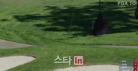 리드가 10번홀에서 두 번째 샷을 한 공이 러프에 떨어지고 있다. (사진=PGA 투어 화면 캡쳐)