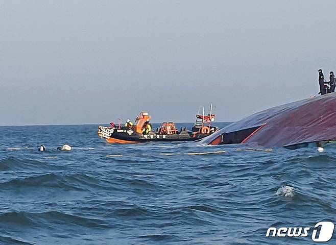 31일 전북 군산시 십이동파도 인근 해상에서 해경들이 실종된 선원을 수색하고 있다. 전날 오후 4시께 2천604t급 부선(무동력 바지선) 1척이 전복되면서 60대 선원 1명이 실종됐다. (군산해경 제공) 2021.1.31/뉴스1 © News1 유경석 기자