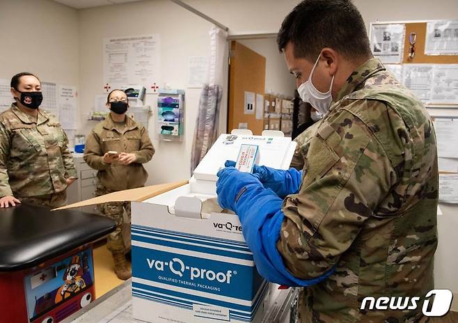 주일미군 요코타 공군기지 주둔 374의무전대 부대원이 코로나19 백신이 든 상자를 살펴보고 있다. (미 공군) © 뉴스1