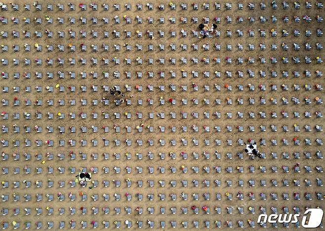 대전 유성구 국립대전현충원 묘역에서 가족 단위 참배객들이 설날을 앞두고 미리 참배하고 있다. 2021.1.31/뉴스1 © News1 김기태 기자