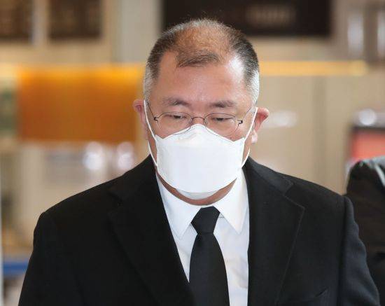 정의선 현대차그룹 회장이 31일 서울 송파구 서울아산병원 장례식장에 마련된 고(故) 정상영 KCC 명예회장의 조문을 위해 빈소를 찾았다./사진=연합뉴스