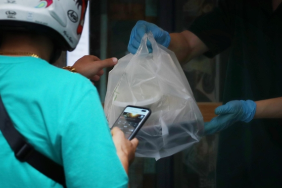 작년 9월 서울 시내에서 배달 대행 종사자가 포장된 도시락을 건네 받고 있다./연합뉴스