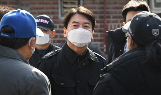 안철수 국민의당 대표가 31일 서울 성북구 노후주택가를 방문해 주민들과 이야기를 나누고 있다. 연합뉴스