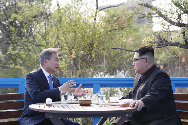 문재인 대통령과 김정은 북한 국무위원장이 2018년 9월 도보다리 위에서 담소를 나누고 있다. 공동취재사진
