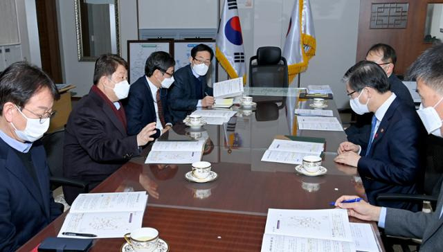 권영진 대구시장이 지난달 29일 변창흠 국토교통부 장관에게 가덕도신공항 특별법 제정 반대 입장을 전달하고 있다. 대구시 제공