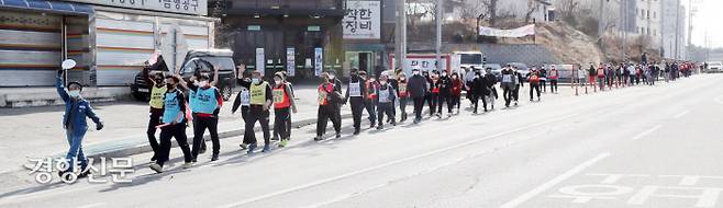 한진중공업 해고노동자인 김진숙 민주노총 부산본부 지도위원(왼쪽)과 그의 복직을 위해 도보행진을 함께하고 있는 ‘희망뚜벅이’들이 31일 경기 평택 시내로 들어서고 있다. 김 지도위원은 재발한 암 수술을 받은 지 한 달 만인 지난해 12월30일 부산을 출발해 오는 7일 청와대 앞에 도착할 예정이다.   강윤중 기자