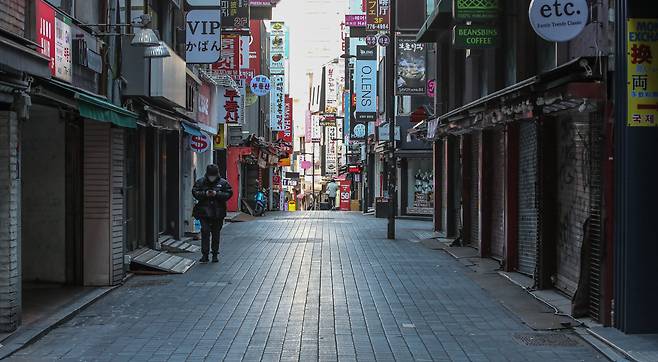 A street in Myeong-dong, a popular tourist district in Seoul, appears empty Friday. (Yonhap)