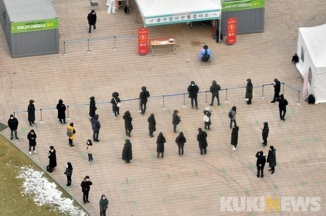 서울 중구 서울시청 앞 광장에 마련된 중구 임시 선별검사소에서 시민들이 검사를 받기 위해 줄을 서 대기하고 있다. / 사진=박태현 기자