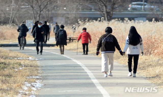 [전주=뉴시스] 김얼 기자 = 전북 전주천변에서 시민들이 산책을 하고 있다. 2021.01.20. pmkeul@newsis.com