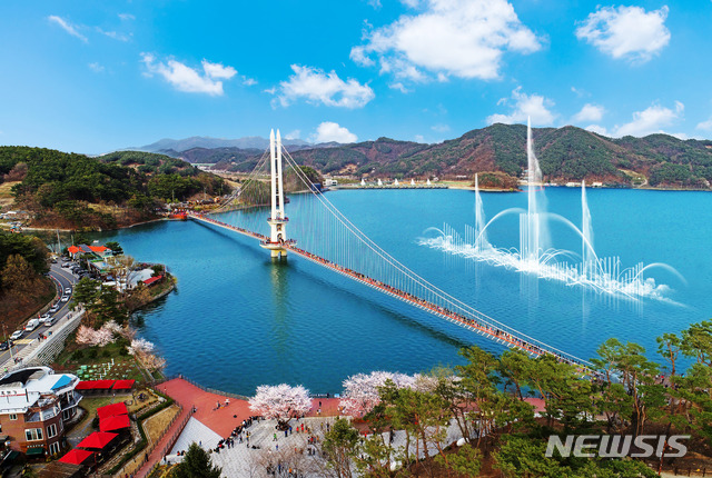 [예산=뉴시스]예산군 예당호 출렁다리에 조성될 음악분수 조감도.