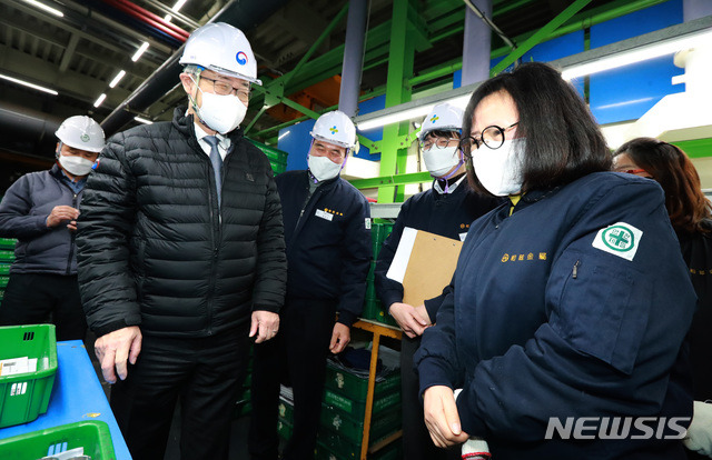 [서울=뉴시스]김병문 기자 = 이재갑 고용노동부 장관이 지난 21일 오후 인천 소재 중소사업장(상현금속)을 찾아 중소규모 사업장의 안전관리역량 강화 지원방안 모색을 위한 현장점검하고 있다. (사진=고용노동부 제공) 2021.01.21. photo@newsis.com