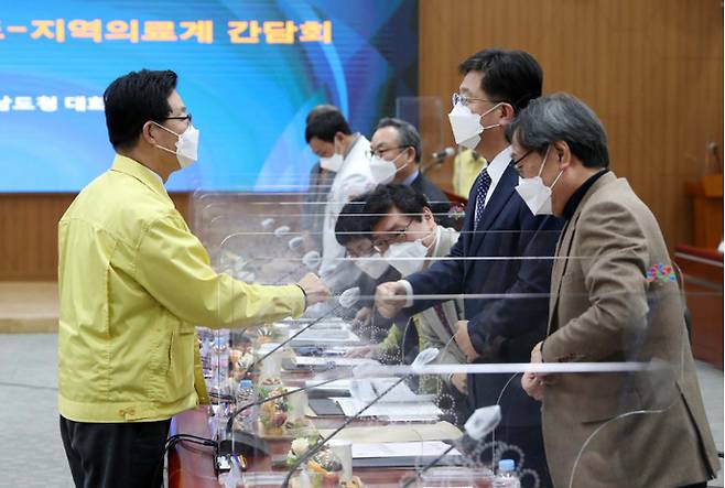 지난 29일 충남도청 대회의실에서 열린 ‘코로나19 예방접종, 충남도·지역 의료계 간담회’에서 양승조 충남지사(맨왼쪽)가 행사에 참가한 지역 의료계대표들과 인사하고 있다. 충남도 제공