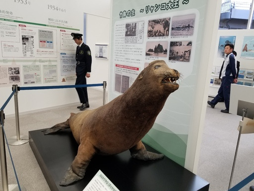 지난해 1월 일반관람을 시작한 일본 영토·주권전시관 내 독도 관련 전시장에 독도의 상징이 되는 2.9m 길이의 강치(바다사자) 박제가 전시돼 있다. 일본 어부의 마구잡이로 강치가 절멸한 것으로 알려졌으나 전시관 관계자는 한국인이 강치를 다 잡아 죽였다는 취지로 해설하고 있었다. 도쿄=김청중 특파원