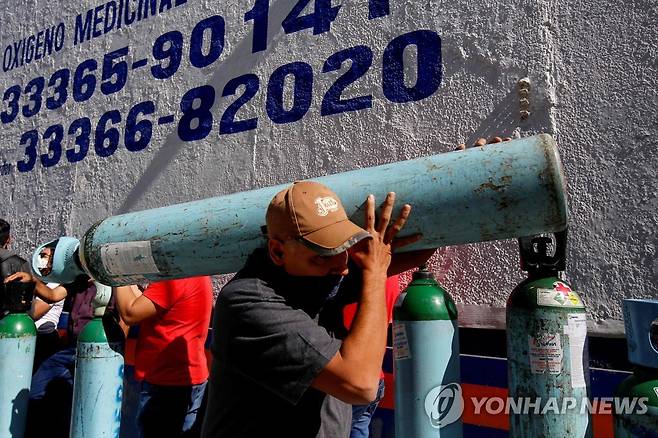 산소탱크 옮기는 멕시코 남성 [AFP=연합뉴스 자료사진]
