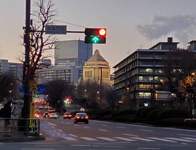 일본의 중앙행정기관 밀집 지구인 가스미가세키(霞が關)에서 일본 국회의사당이 보인다. 국회의 질의서에 대한 자료를 작성하거나 의원실을 찾아가서 정책을 설명하는 것은 일본 관료의 업무에서 꽤 비중이 크다. 촬영 이세원