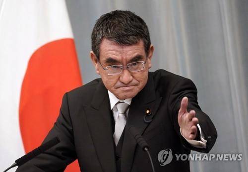 일본의 행정 개혁이나 국가공무원 제도를 담당하는 각료인 고노 다로(河野太郞). [EPA=연합뉴스 자료사진]