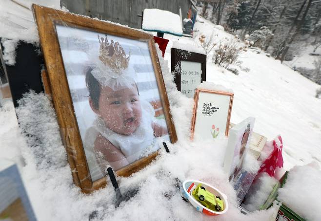 경기도 양평군 하이패밀리 안데르센 공원묘원에 양부모의 학대로 생후 16개월 만에 숨진 정인 양의 사진이 놓여있다.(사진=연합뉴스)