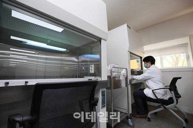 [이데일리 방인권 기자]  1일 언론에 공개된 서울 중구 국립중앙의료원 중앙예방접종센터에서 한 의료진이 센터 안 접종실에 설치된 클린벤치 시범을 보이고 있다.