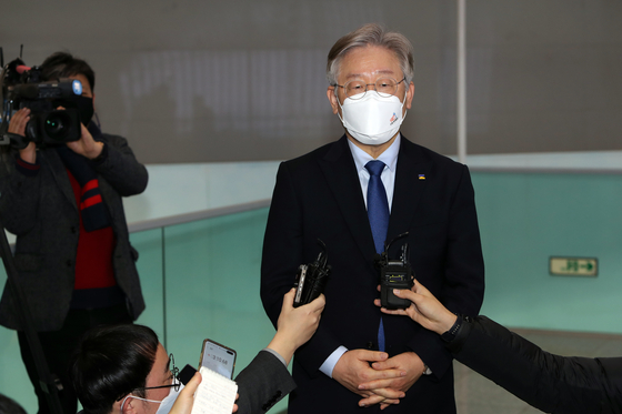 지난달 29일 오후 이재명 경기지사가 광주시청 비즈니스룸에서 열린 인공지능헬스케어 플랫폼 구축 결성식 참석을 마친 뒤 기자들 질문에 답하고 있다.