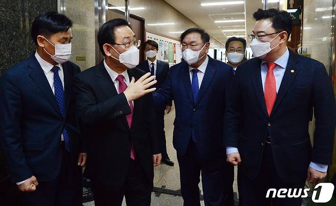 김태년 더불어민주당 원내대표와 주호영 국민의힘 원내대표가 5일 국회 더불어민주당 원내대표실에서 회동을 마친 뒤 인사를 나누고 있다.. 왼쪽부터 김영진 더불어민주당 원내수석부대표, 주호영 국민의 원내대표, 김태년 더불어민주당 원내대표, 김성원 국민의힘 원내수석부대표. 2021.1.5/뉴스1 © News1 박세연 기자