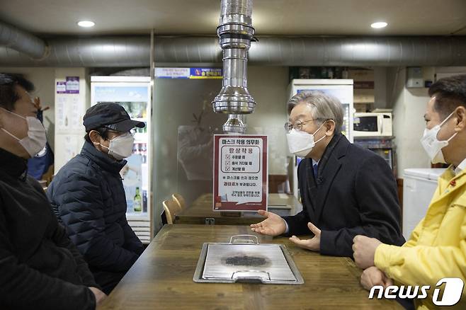 이재명 경기도지사가 1일 착한 임대인 운동에 참여해 자발적으로 임대료를 감면하고 있는 안양시동안구 귀인동 먹거리촌 임대인과 상인들을 찾아 감사의 뜻을 전했다.(경기도 제공)© 뉴스1