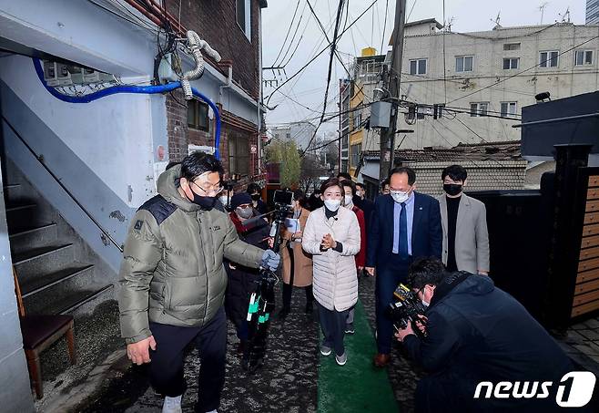 4·7 서울시장 보궐선거 출마를 선언한 나경원 전 국민의힘 의원이 1일 오후 서울 용산구 동자동 쪽방촌을 방문해 시설을 살펴보고 있다. 2021.2.1/뉴스1 © News1 국회사진취재단