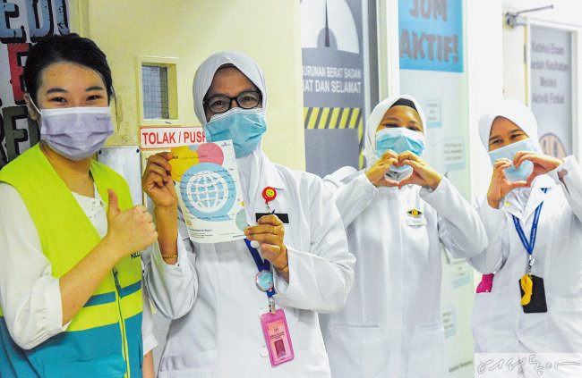 말레이시아 셀랑고르주 곰박 지역 병원 의료진이 ASEZ WAO 회원들이 전해준 편지를 들고 환하게 웃고 있다. ASEZ WAO는 이곳에 간식과 손편지 1백 키트를 전달했다.
