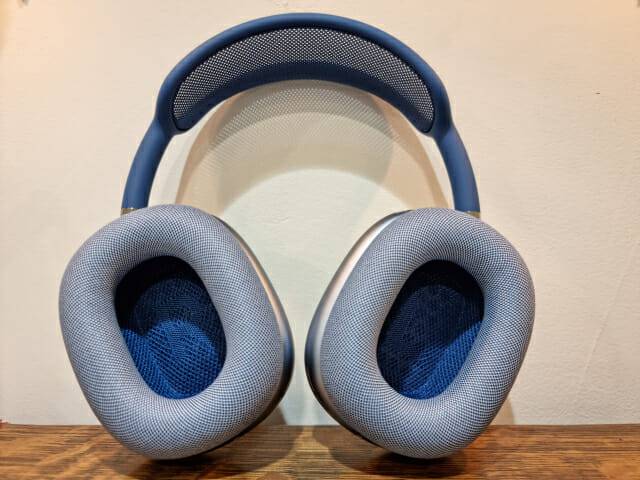 애플 에어팟 맥스 이어컵 안쪽 쿠션은 메쉬소재로 쌓여져 있는 메모리 폼을 사용했으며, 자석이 있어 부착할 때는 자연스럽게 제자리를 찾아서 들어간다. 헤드밴드 중심부를 이루는 캐노피는 니트 메시 소재로 만들었다. (사진=지디넷코리아)