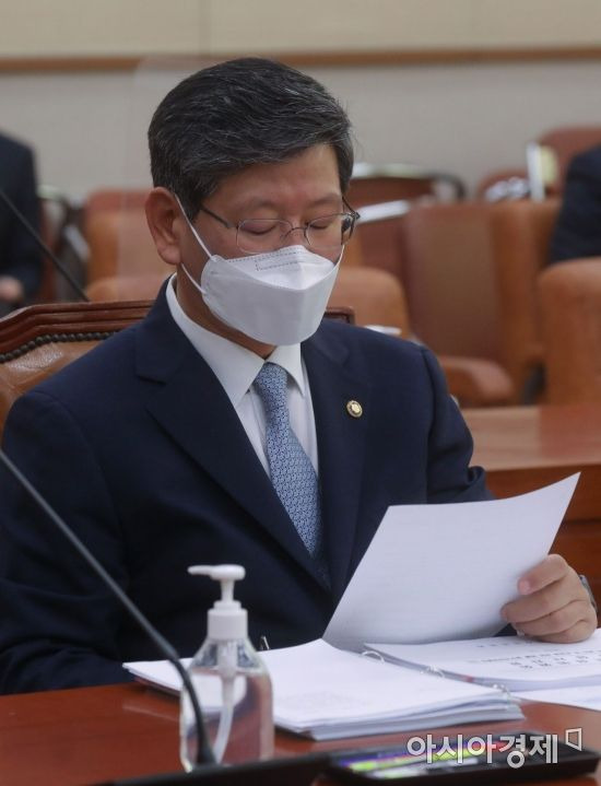 이용구 법무부 차관이 8일 국회 법제사법위원회에서 열린 '고위공직자범죄수사처 설치 및 운영에 관한 법률 일부개정법률안에 대한 안건조정위원회'에 출석, 자료를 살펴보고 있다./윤동주 기자 doso7@