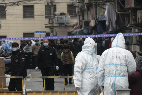 중국 상하이의 경찰과 방호요원들이 21일 시내의 한 주거구역을 차단하고 있다./연합뉴스