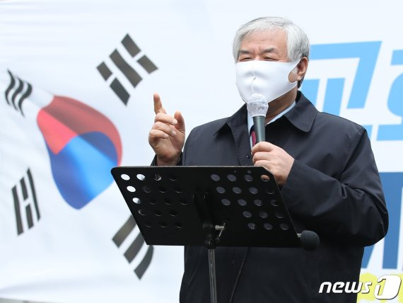 전광훈 사랑제일교회 목사가 1일 오전 서울 성북구 사랑제일교회 앞에서 정부를 비판하는 기자회견을 하고 있다. /사진=뉴스1화상