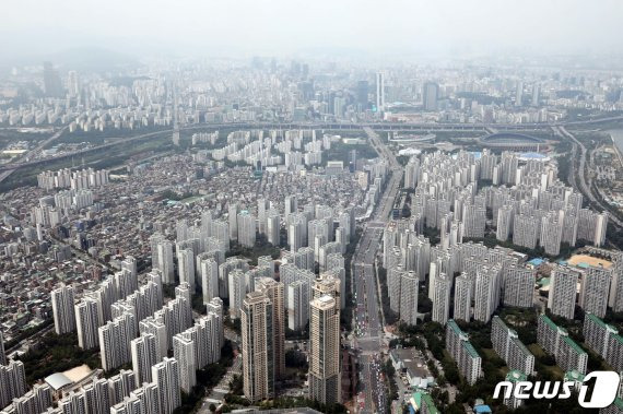 토지거래허가구역으로 지정된 서울 송파구 잠실동과 강남구 삼성동, 대치동 일대 모습. /사진=뉴스1